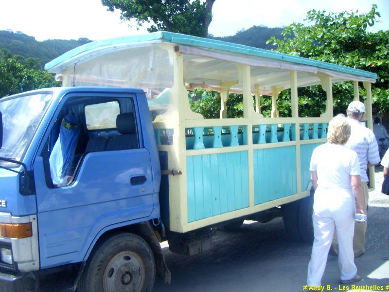 Accueil a la Digue - moyen transport LE VELO.JPG